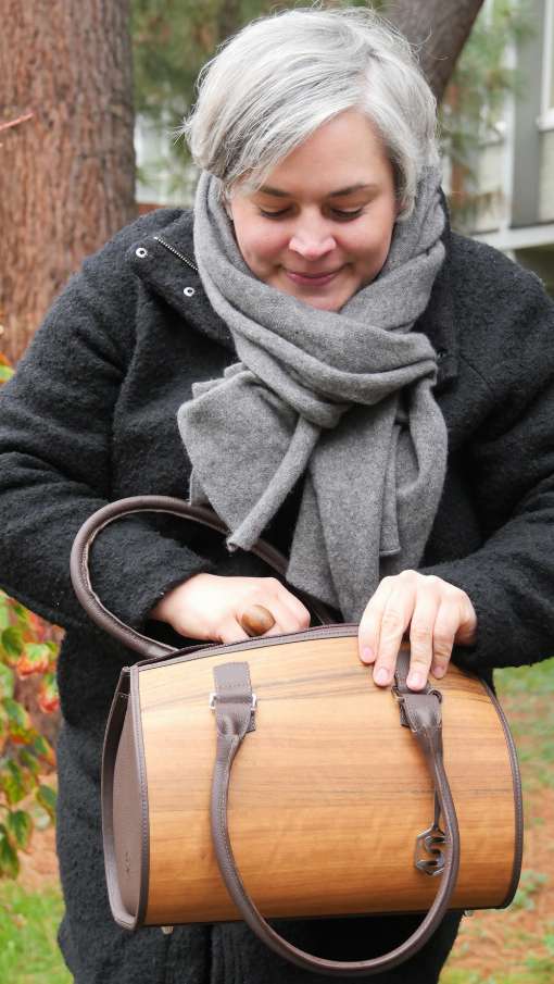 Bild 1: Eine Damenhandtasche aus feinem Furnier lsst Damenherzen hherschlagen und ist ein echter Eyecatcher. Foto: IFN/Sebastian Sturm GmbH & Co. KG